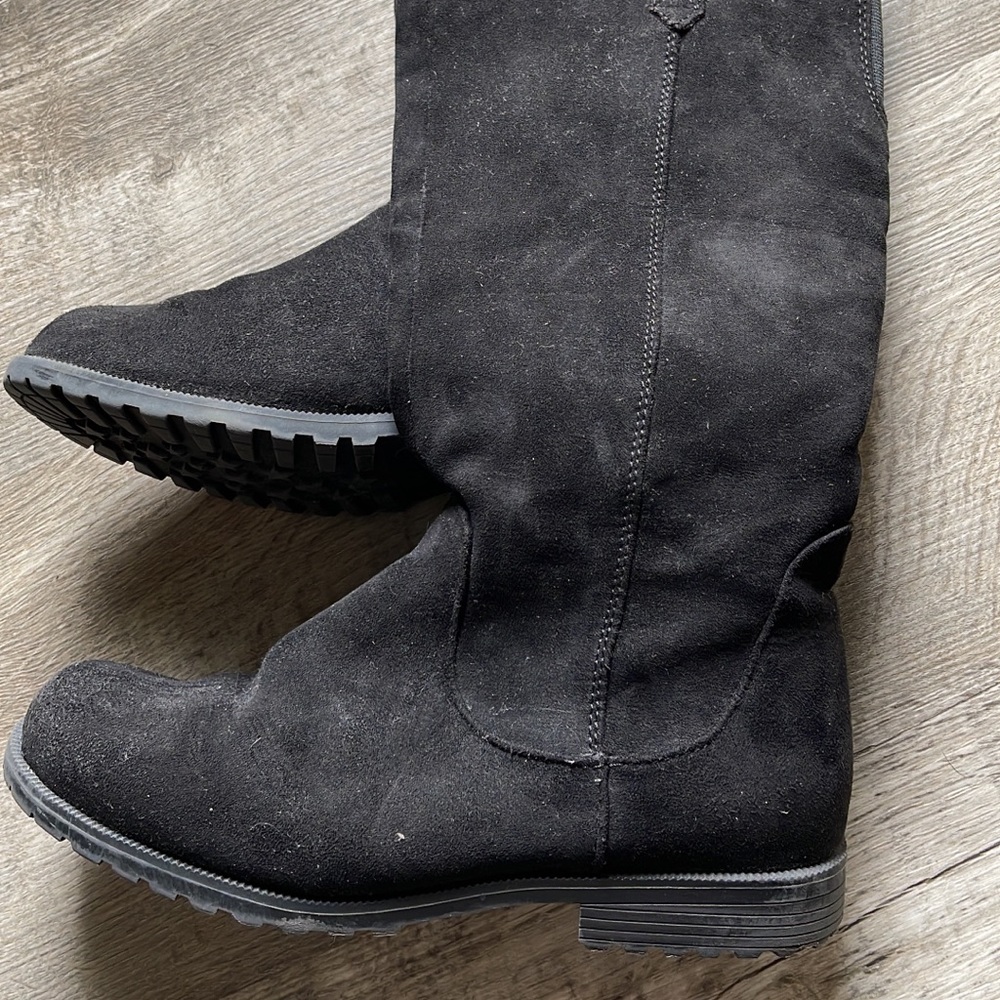 Girls size 5, black suede material boots, worn once